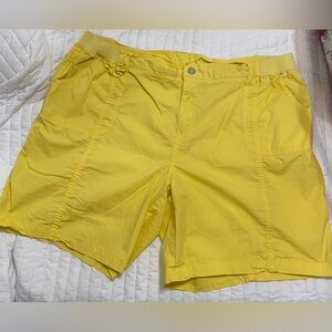 Women’s shorts yellow size 18 W in excellent condition